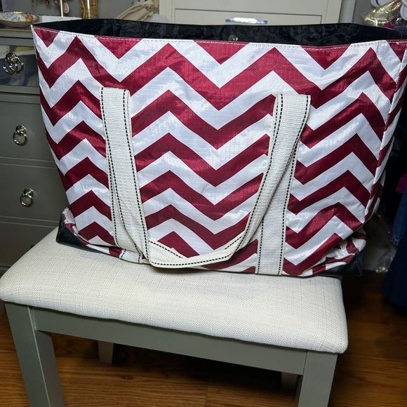 Stylish Red and White Chevron Tote Bag - Picture 2 of 3